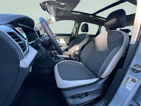 New 2026 Volkswagen Taos SE image 11