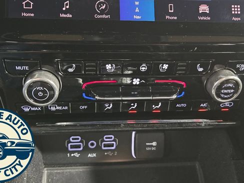 Used 2022 Jeep Grand Cherokee Overland w/ Luxury Tech Group IV AWD/4WD image 17