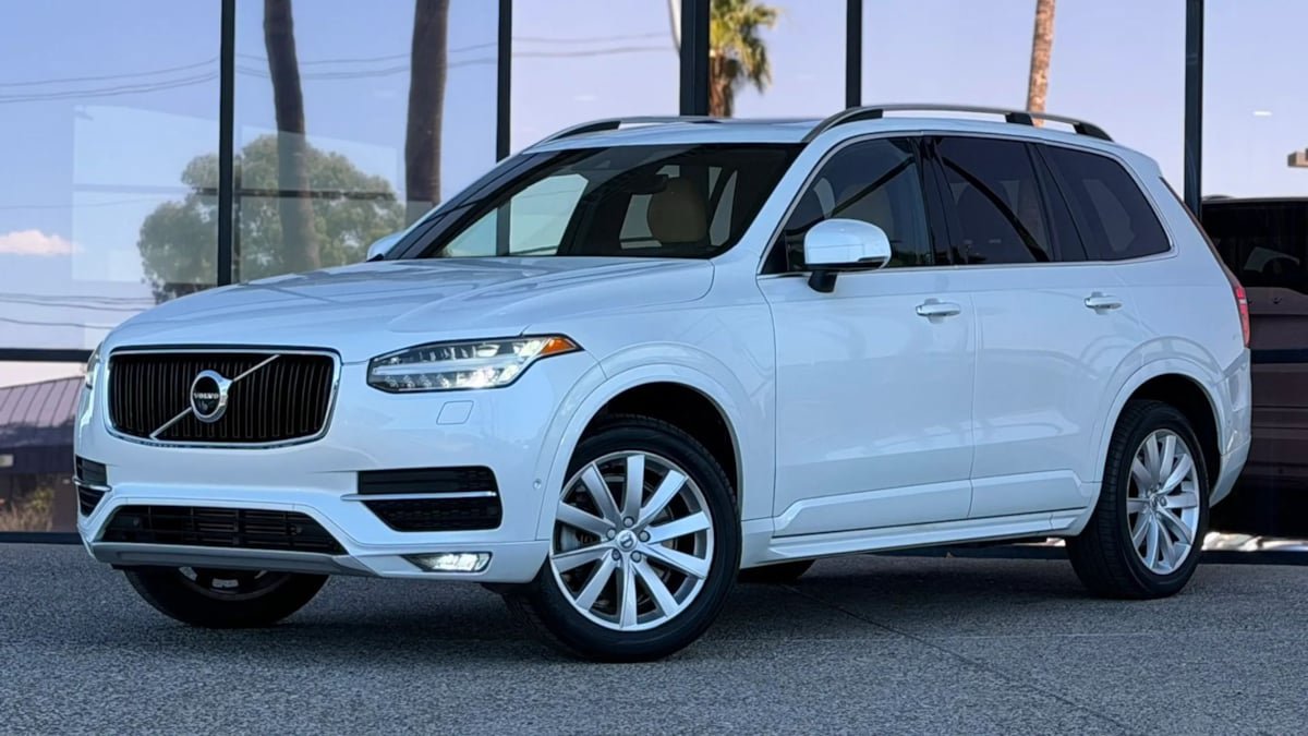 Used 2016 Volvo XC90 T6 Momentum w/ Momentum Plus Package AWD/4WD image 4