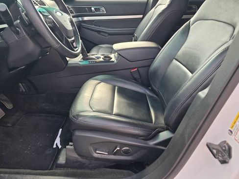 Used 2017 Ford Explorer XLT w/ Equipment Group 202A FWD image 10