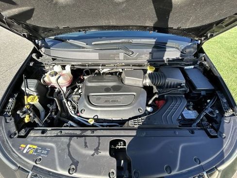 Used 2024 Chrysler Pacifica Touring-L image 14