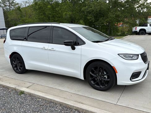 Used 2024 Chrysler Pacifica Touring-L w/ S Appearance Package FWD image 2