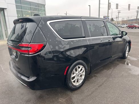 Used 2024 Chrysler Pacifica Touring-L FWD image 6