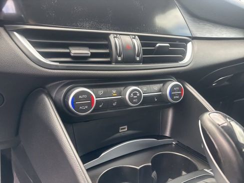 Used 2018 Alfa Romeo Giulia Base image 28
