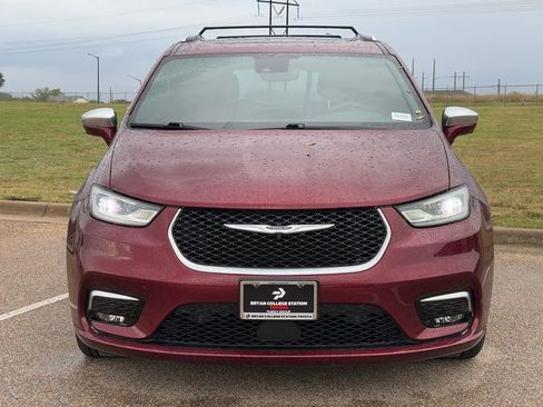 Used 2022 Chrysler Pacifica Pinnacle image 3