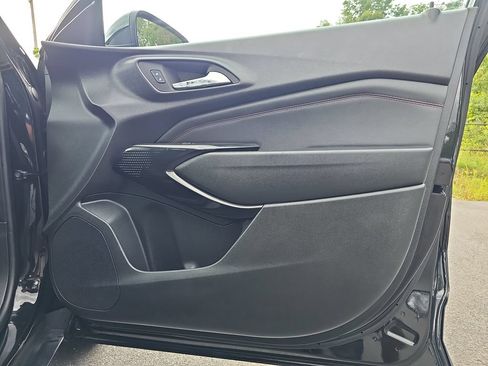 Used 2024 Chevrolet Trax RS w/ Sunroof Package FWD image 22