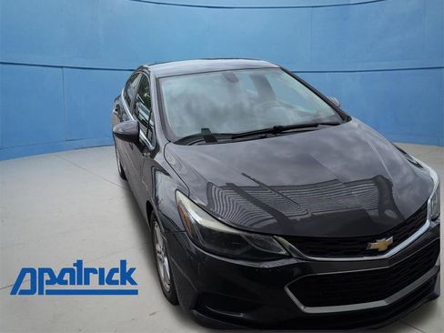 Used 2017 Chevrolet Cruze LT FWD image 1