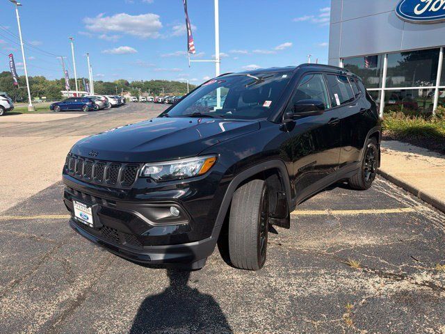 Used 2023 Jeep Compass Latitude w/ Convenience Group AWD/4WD image 3
