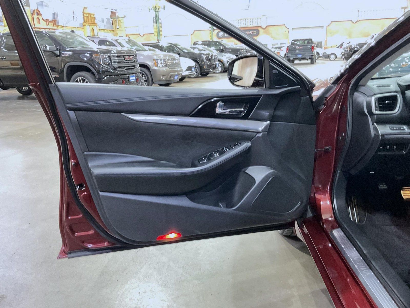 Used 2016 Nissan Maxima SR FWD image 9