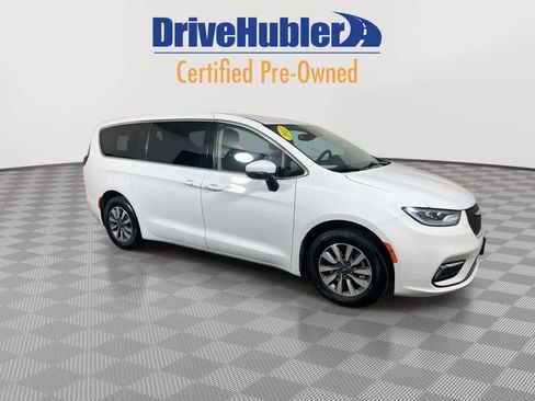 Used 2023 Chrysler Pacifica Touring-L image 2