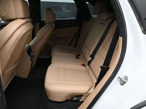 Certified 2022 Porsche Cayenne AWD/4WD image 18