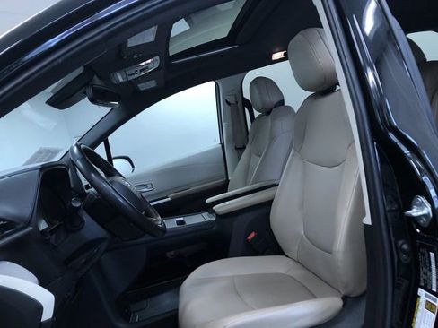 Used 2023 Toyota Sienna XLE image 17