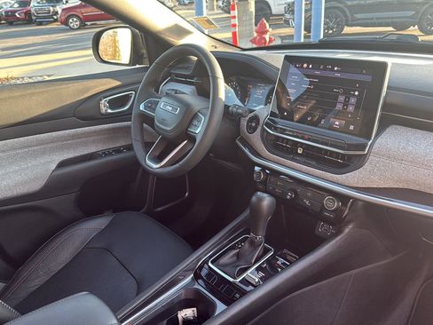 Used 2023 Jeep Compass Latitude image 33