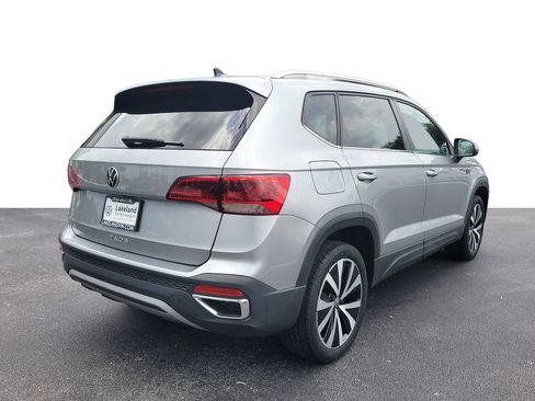 Used 2023 Volkswagen Taos SE w/ Panoramic Sunroof Package FWD image 3