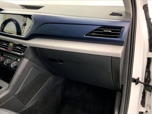 Certified 2022 Volkswagen Taos SE w/ Panoramic Sunroof Package image 13