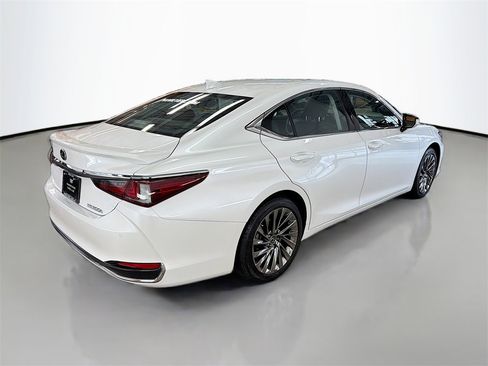 Used 2024 Lexus ES 300h w/ Accessory Package (Z2) image 7