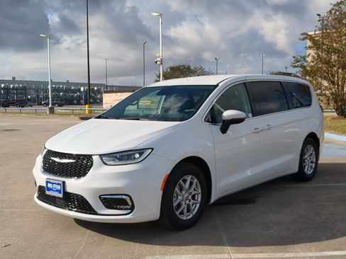 Used 2023 Chrysler Pacifica Touring-L image 8