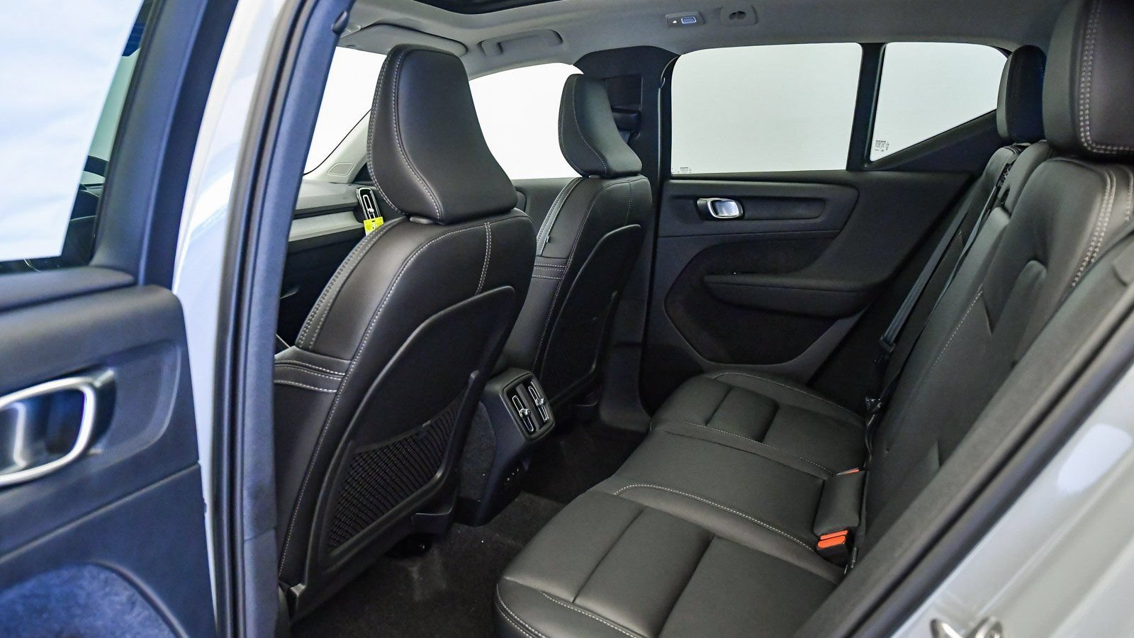 Certified 2026 Volvo XC40 B4 Plus w/ Climate Package FWD image 20