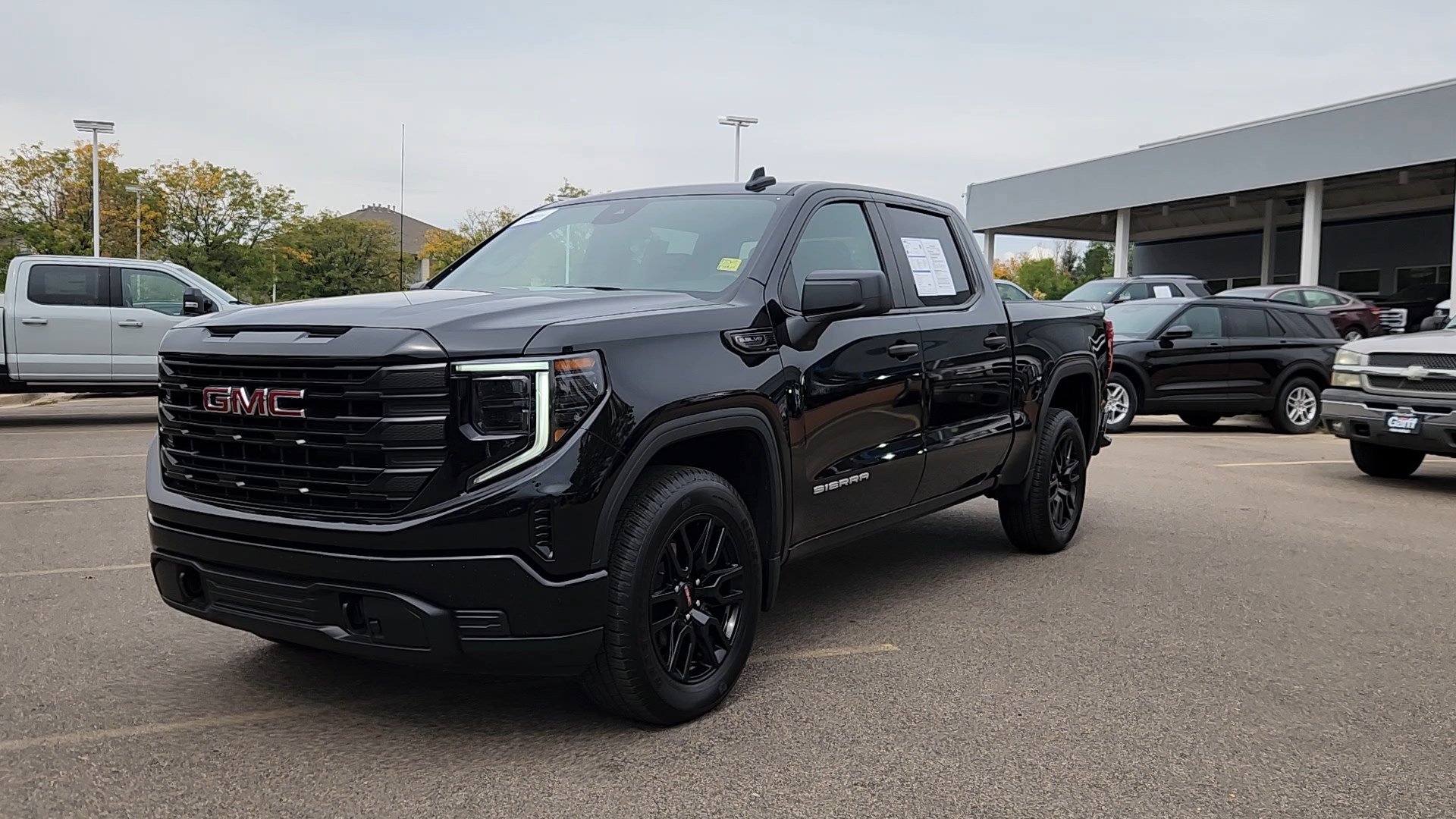 Used 2024 GMC Sierra 1500 Pro w/ Graphite Edition AWD/4WD image 3