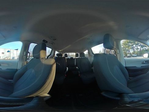 Used 2023 Chrysler Voyager LX image 40