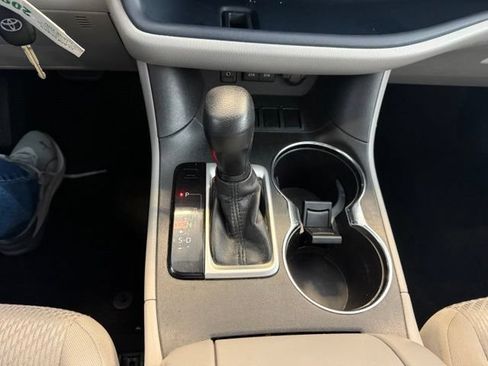 Used 2017 Toyota Highlander LE w/ Carpet Mat Package FWD image 17