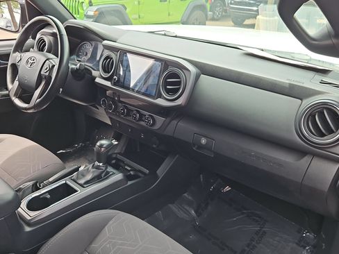 Used 2017 Toyota Tacoma TRD Off-Road w/ Tow Package (A/T) AWD/4WD image 26