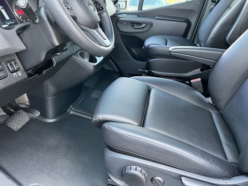 Used 2022 Mercedes-Benz Sprinter 2500 image 14