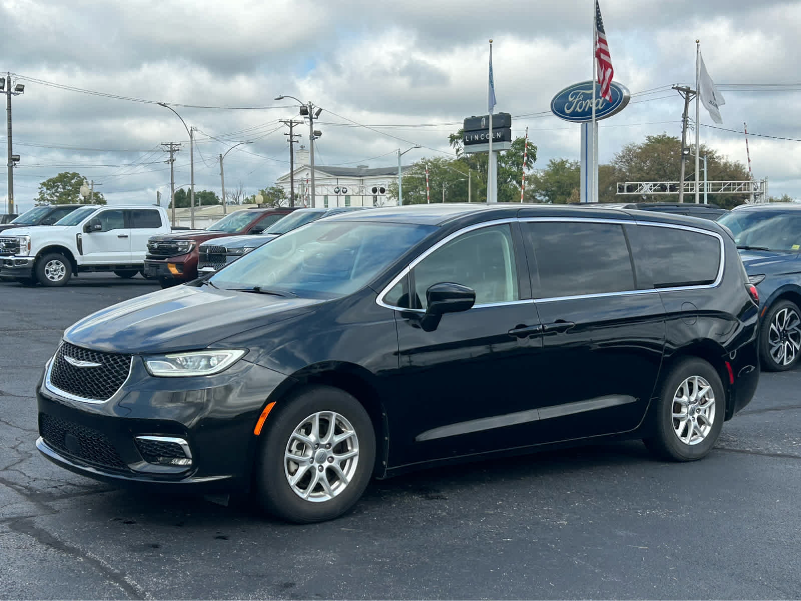 Used 2024 Chrysler Pacifica Touring-L FWD image 2