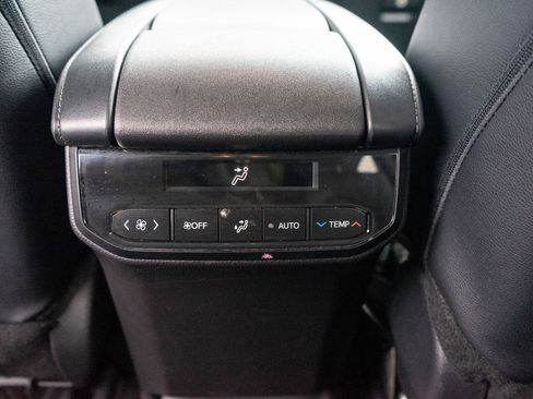 Used 2025 Toyota Highlander XLE image 29