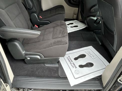 Used 2018 Dodge Grand Caravan SE w/ UConnect Hands-Free Group FWD image 12
