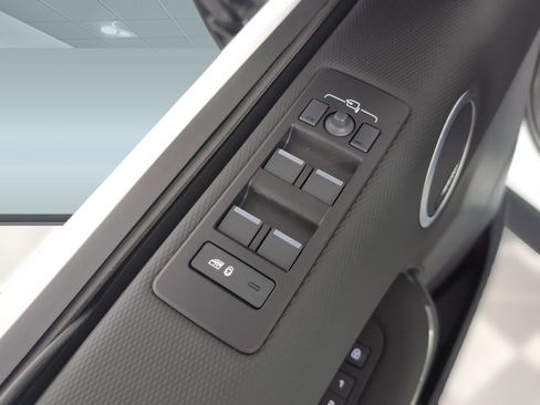 Certified 2025 Land Rover Discovery Dynamic SE image 10