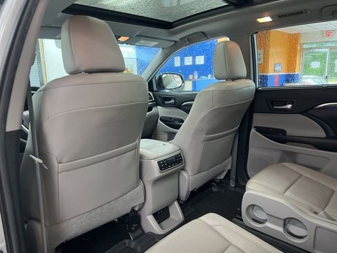 Used 2019 Toyota Highlander Limited Platinum AWD/4WD image 17
