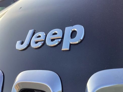 Used 2015 Jeep Cherokee Sport FWD image 4