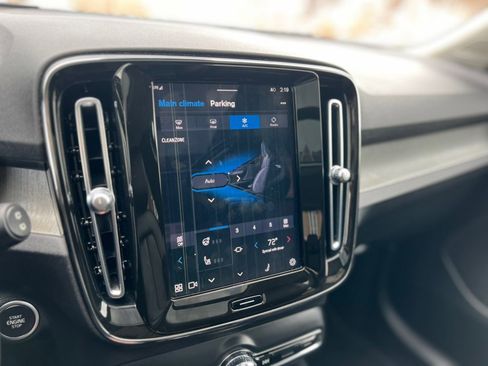 Used 2023 Volvo XC40 B5 Plus image 23