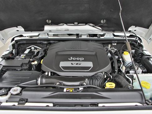 Used 2018 Jeep Wrangler Unlimited Sahara w/ Connectivity Group image 14