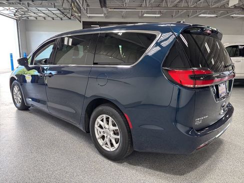 Used 2023 Chrysler Pacifica Touring-L FWD image 5