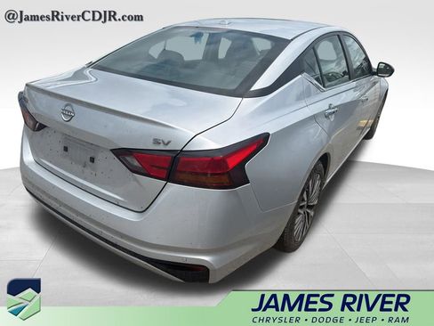 Used 2024 Nissan Altima 2.5 SV FWD image 10