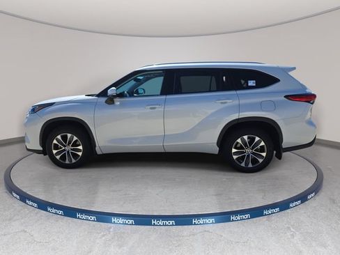Used 2020 Toyota Highlander XLE AWD/4WD image 9