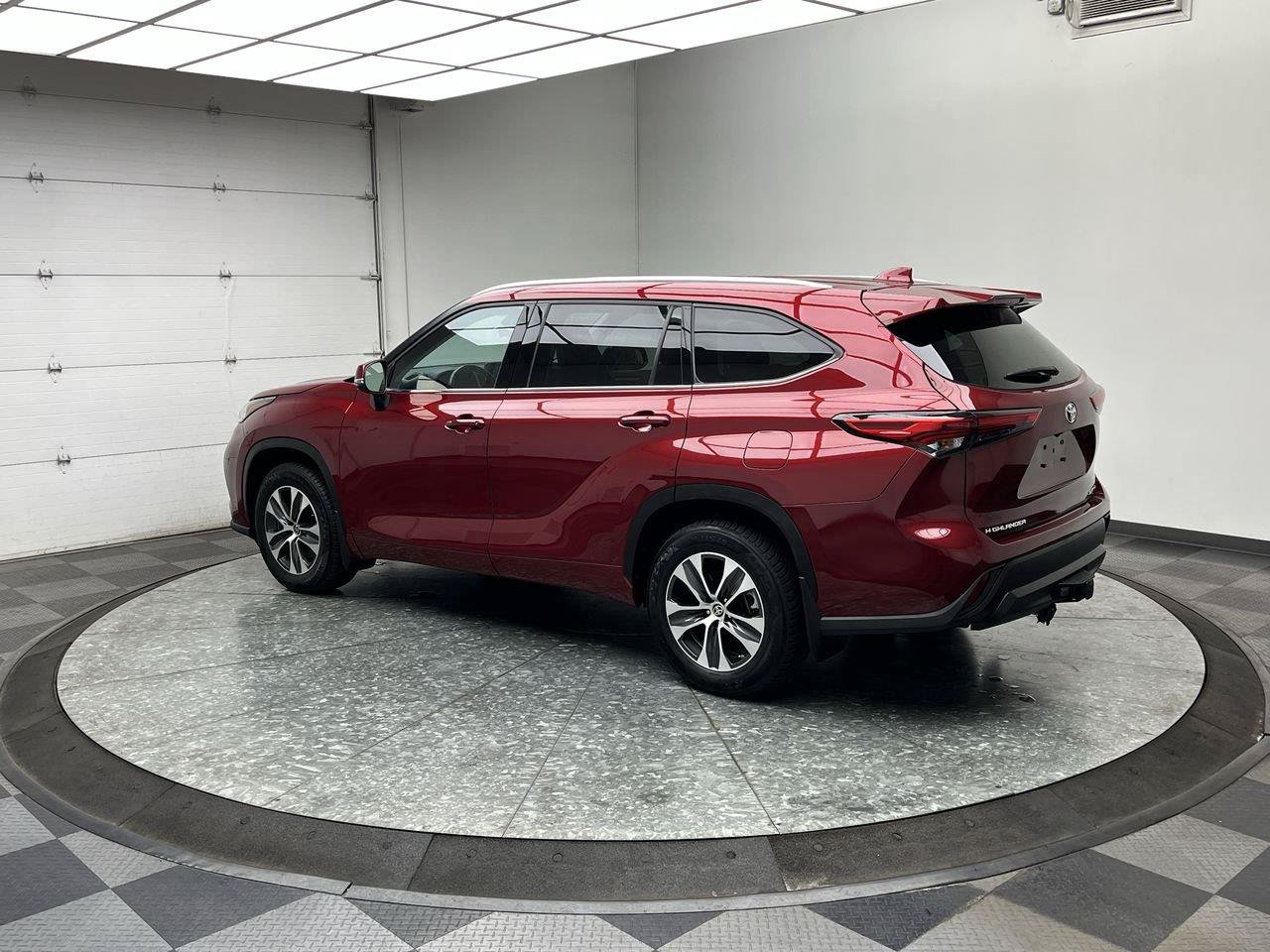 Used 2021 Toyota Highlander XLE AWD/4WD image 2