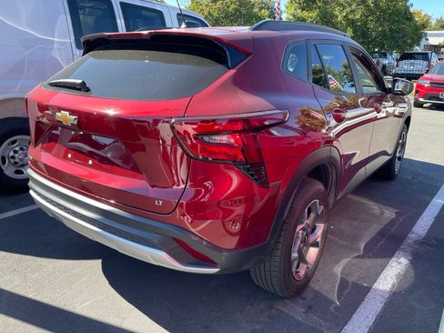 Used 2025 Chevrolet Trax LT FWD image 2