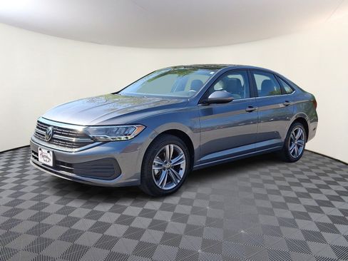 Used 2024 Volkswagen Jetta SE FWD image 3
