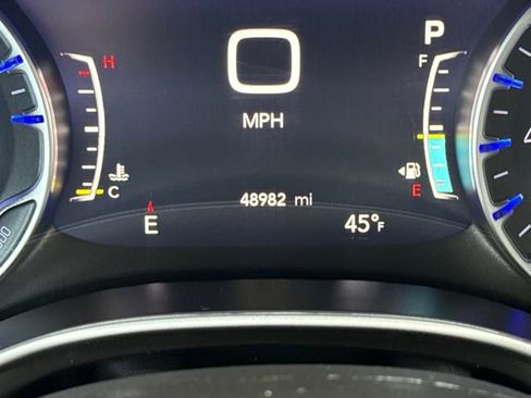 Used 2024 Chrysler Pacifica Touring-L image 22