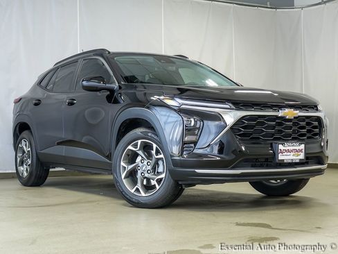 Used 2025 Chevrolet Trax LT w/ Driver Confidence Package image 2