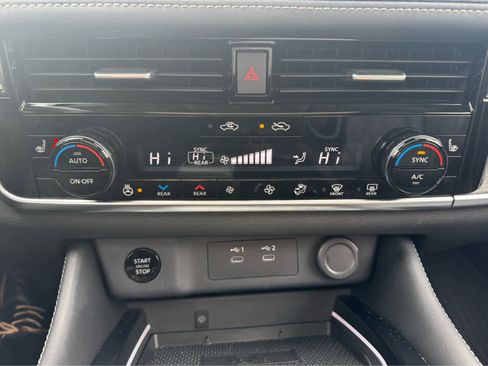 Used 2025 Nissan Rogue Platinum w/ Platinum Premium Package image 24