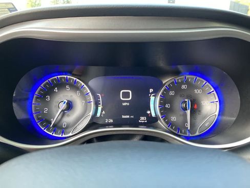 Used 2023 Chrysler Pacifica Touring-L FWD image 27
