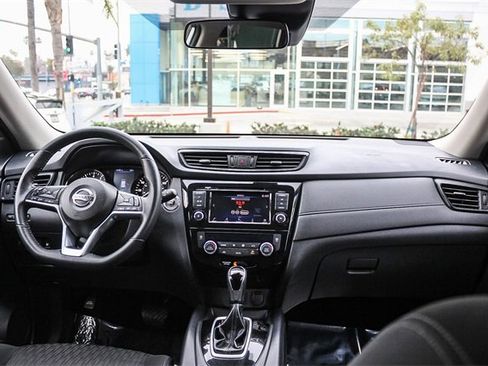 Used 2019 Nissan Rogue SV image 18