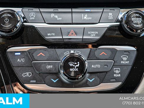 Used 2024 Chrysler Pacifica Touring-L FWD image 32