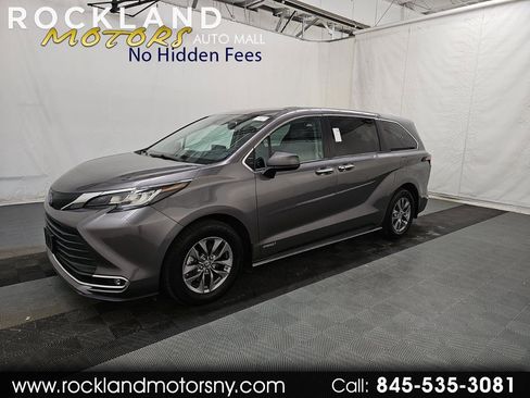 Used 2021 Toyota Sienna XLE image 1