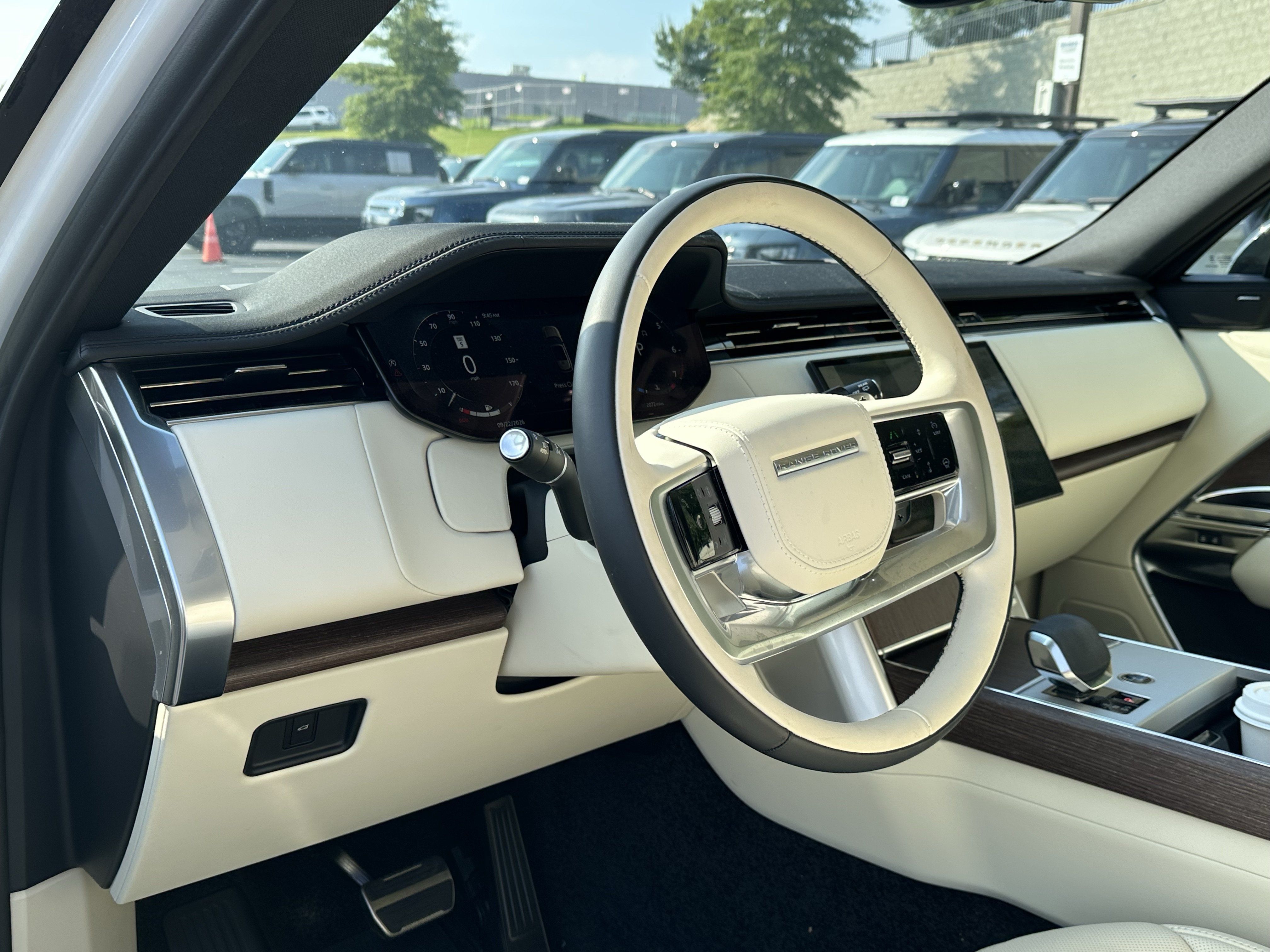 Certified 2025 Land Rover Range Rover SE AWD/4WD image 17
