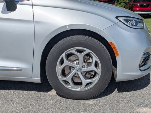 Used 2023 Chrysler Pacifica Limited image 10